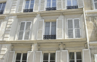 Vue d'immeuble parisien blanc