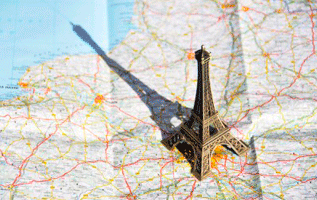 Tour Eiffel miniature posée sur la carte de France